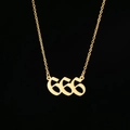Gros plan d'un pendentif chiffre 666 doré sur une chaîne fine avec fond noir - 666(XT666G)