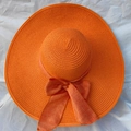 Cappello da sole estivo a tesa larga arancione con elegante fiocco decorativo - Taglia Unica (55-58cm) / Arancione