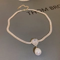 Détail du collier plaqué or avec zircon rectangulaire et pendentif perle goutte - Doré