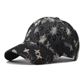 Dettaglio dell'intricato ricamo floreale color crema su un cappellino nero - Fiore in Pizzo Nero