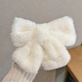 Weiße Plüsch-Schleife Haarspange mit weicher Textur für elegante Winterfrisuren - Weiß