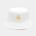 Dettaglio del ricamo giallo 'NO BAO VIBES' su cappello a secchiello in cotone bianco - M (56-58cm) / Bianco