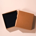 Quadratische Schmuckschachtel aus Kraftpapier mit schwarzem Samtfutter in Braun - 9x9x1.6cm / Kraftpapierfarbe (Dünner Deckel und Sockel)