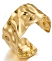 Dettaglio della texture martellata irregolare sul bracciale a fascia aperta dorato - 001 Oro-Martellato Irregolare