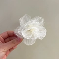 Elegante fermaglio per capelli a rosa in organza bianca fatto a mano con perla - Bianco