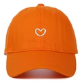 Detailaufnahme der weißen Herzstickerei auf einer hellorangen Baumwollkappe - Orange