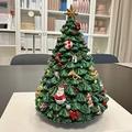 Rotierende Weihnachtsbaum-Spieluhr mit bunten Ornamenten und handgemalten Relief-Details - Klassischer grüner rotierender Weihnachtsbaum