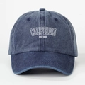 Dettaglio del berretto da baseball in cotone lavato blu navy con ricamo bianco - Taglia unica / Blu Notte