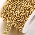 Nahaufnahme der glänzenden goldenen O-Kette aus Edelstahl auf Rolle für DIY-Schmuck - Glatt (Poliert) / Ein Meter (110g) / Gold