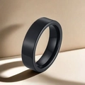 Anello minimalista in acciaio inossidabile nero con finitura liscia su sfondo beige - US 7