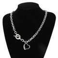Collana a cuore in acciaio inossidabile argento con chiusura a levetta OT su busto nero - Collana Argentata (KN202625-Z)