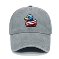 Detalle del bordado de pato con patrón de bandera de EE. UU. en gorra gris lavada - M(56-58cm) / Gris claro
