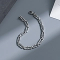 Minimalistisches Punk-Armband aus silbernem Edelstahl mit rechteckigen Gliedern und Perlen - Lange Glieder und runde Perlen Stil