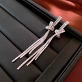 Dettaglio di orecchini a nodo d'argento con zirconi e nappe su scatola di pelle - Orecchini a Frangia con Nodi in Zirconia e Perno in Argento / Argento