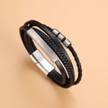 Mehrlagiges schwarzes Kunstlederarmband mit Magnetverschluss und Stahlelementen - Stahlfarben