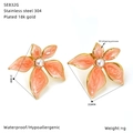 Dettaglio degli orecchini a fiore in acciaio inossidabile con smalto rosa e perla - Stile Perla Rosa Arancio a 5 Petali (SE832G)