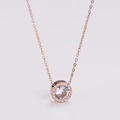 Detalle de collar en oro rosa con colgante redondo de circonita y piedras pavé - Oro rosa