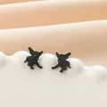 Makroaufnahme von minimalistischen schwarzen Hundesteckern auf weißem Tablett - Chihuahua / Schwarz