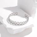 Détail du bracelet argenté à motif géométrique sur pierre blanche avec éclairage latéral - Couleur Acier