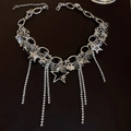 Detail einer silbernen Sternenkette mit funkelnden Strass-Quasten und hohlgeschnittenem Design - Silber