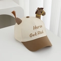 Dettaglio cappellino bimbo con orecchie di cavallo 3D in peluche e ricamo Horse Get Rich - 52cm (3-6 Anni) / Marrone