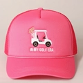 Pinkfarbene Trucker-Cap mit gesticktem Golfauto und In My Golf Era Schriftzug im Detail - Einheitsgröße / Rosarot