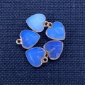 Five blue heart-shaped stone pendants with gold metal edges arranged in a circle - 15x18mm / Opal