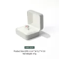 Écrin à bagues élégant en velours gris clair ouvert mesurant 6,4x5,2x3,6 cm - Boîte à bague / Gris clair
