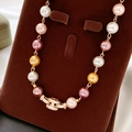 Dettaglio della collana di perle con chiusura dorata e zirconi su supporto per gioielli - Perle Multicolore con Fermaglio Dorato (WN2324)