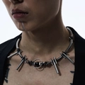 Collana punk industriale in metallo con sfera nera centrale e perle geometriche - Collana con perline