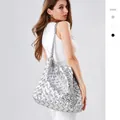 Sac fourre-tout tissé argent métallisé avec fine chaîne en métal et texture carrée - Argenté