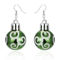 Detalle de pendientes de bola de Navidad verde con patrón espiral y ganchos plateados - Patrón Verde