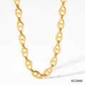 Gros plan sur un collier à mailles de marin en acier inoxydable doré brillant - Collier Chaîne à Maillons Marine Doré (KCD840)