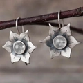 Gros plan de boucles d'oreilles fleurs en argent vintage avec pierres précieuses rondes - Boucles d'oreilles / Blanc