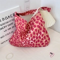 Detailansicht der Canvas-Einkaufstasche mit pinkem Leopardenmuster und breitem Gurt - Rosa