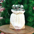 Sacchetto regalo di Natale rustico con fiocchi di neve e pompon su uno sgabello di legno - Sacchetto Regalo Grande YH99008
