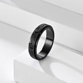 Détail d'une bague rotative noire mate avec gravures de lune et d'étoiles - Taille 5 / Noir Rotatif