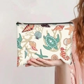 Détail de la pochette en toile marine avec motifs tortues de mer et hippocampes - Style Illustration Créatures Marines (jiaying0082)