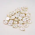 Colgantes de letras en esmalte blanco y aleación dorada para bisutería DIY y pulseras - Juego de 26 Letras del Alfabeto / Blanco