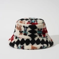 Dettaglio del cappello pescatore in lana di agnello spessa con motivo a rombi colorati - M (56-58cm) / Bianco Sporco
