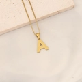 Collana a catena dorata con ciondolo lettera A e raffinata trama a nido d'ape - Lettera A
