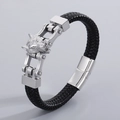 Bracciale in pelle nera intrecciata con fibbia a testa di lupo in metallo argento - Testa di Lupo in Acciaio (KB109754-K)