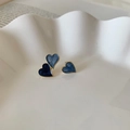Detalle de pendientes de corazón azul asimétricos con borde dorado en bandeja - Clips De Oreja Corazón Asimétricos Sin Perforación (Oro-Azul)