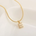 Vergulde ketting met letter E en zirkonia steentjes aan een verfijnde slangenketting - Letter E(XN-05-E) / Goud