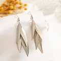 Détail de feuilles argentées superposées sur des boucles d'oreilles vintage ajourées - Gland de Feuilles Empilées Multi-couches