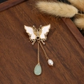 Goldene Schmetterlingsbrosche mit weißem Emaille, Perlen und grünem Steintropfen - Eleganter Schmetterling
