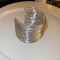 Detailansicht der silbernen mehrlagigen Armspange mit breiter Metalldraht-Textur - Armband - Silber / Silber