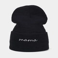Dettaglio del berretto in maglia nera con ricamo mama bianco e trama a costine - Nero Mama