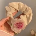 Eleganter Haargummi aus beigem Organza mit großer rosa Blume und grünen Blättern Anhänger - Getrocknete Rose Haargummi / Trockenrose