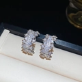 Vue détaillée de boucles d'oreilles en C argentées serties de zircons cubiques brillants - Argenté